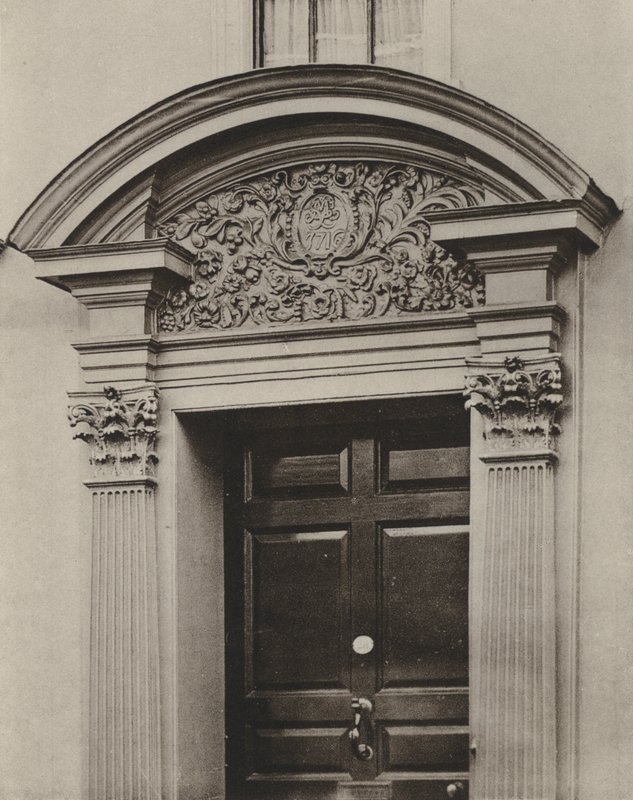 Deur, Pudding Lane, Maidstone, Kent (zw/w foto) door William Galsworthy Davie