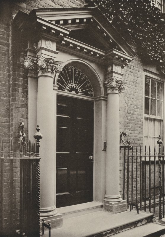 Deur, Redhill Road, Reigate, Surrey (zw/w foto) door William Galsworthy Davie