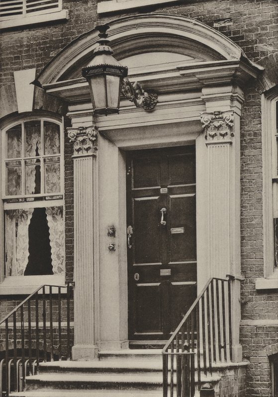 Deur, Southgate Street, Winchester (zw/w foto) door William Galsworthy Davie