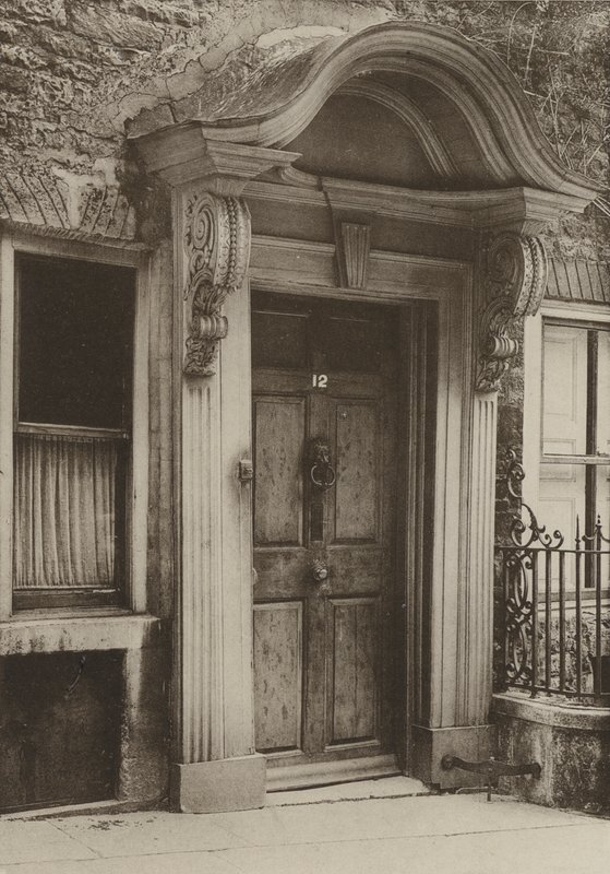 Deur, Stamford, Northants (zw/w foto) door William Galsworthy Davie