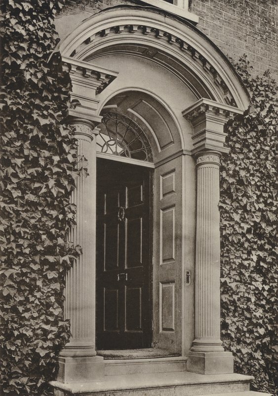Deur, Steyning, Sussex (zwart-wit foto) door William Galsworthy Davie