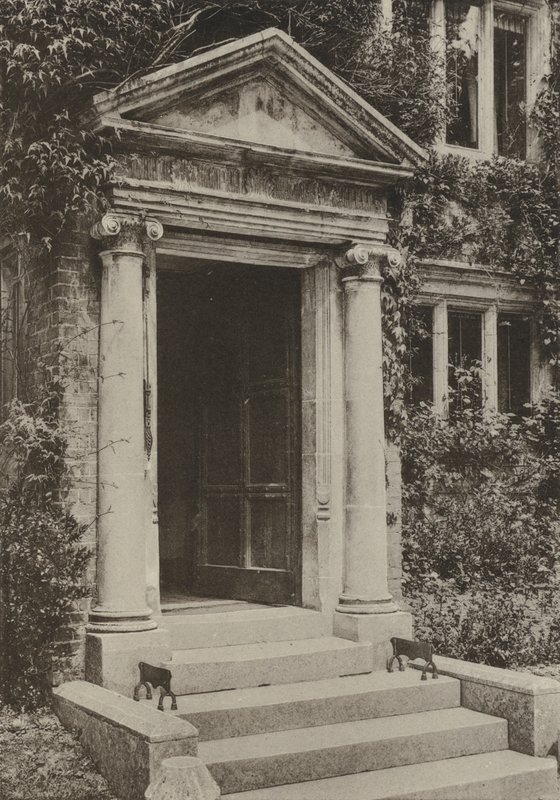 Deur, The Deanery, Battle, Sussex (zwart-wit foto) door William Galsworthy Davie