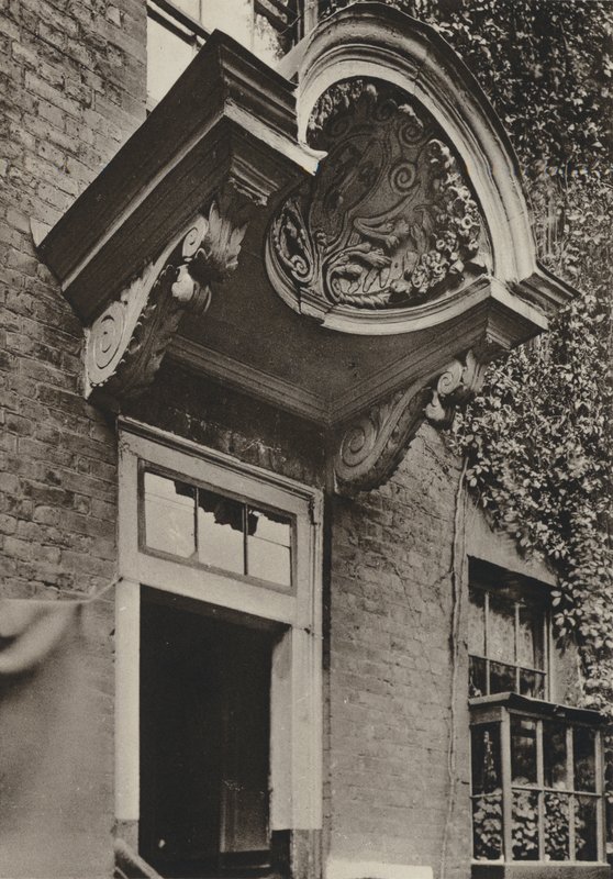 Deur, The Manor House, Bermondsey, Londen (zwart-wit foto) door William Galsworthy Davie