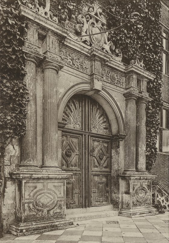 Deur, De Noorddeur, Hatfield House, Herts (zw/w foto) door William Galsworthy Davie