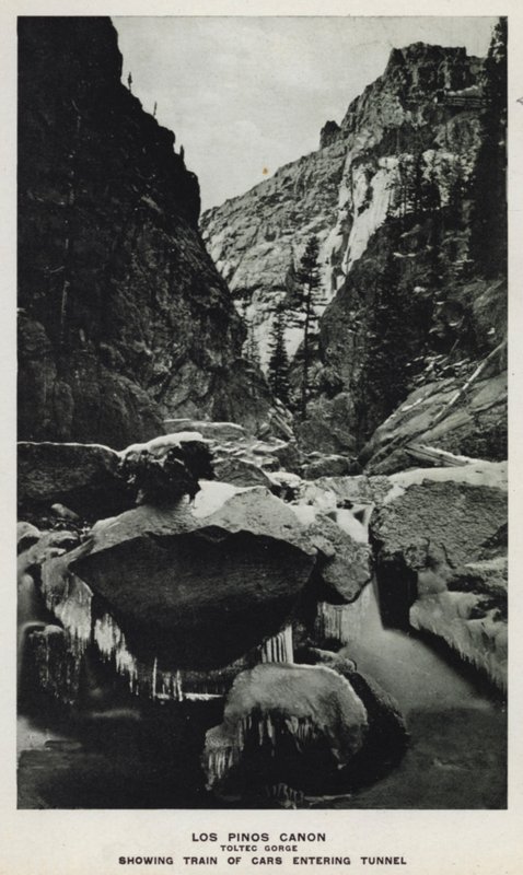 Canyons van Colorado: Los Pinos Canon, Toltec Gorge, met trein die tunnel binnenrijdt door William Henry Jackson