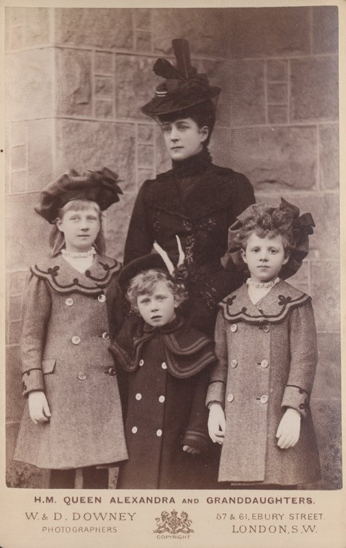Koningin Alexandra en haar kleindochters door William and Daniel Downey