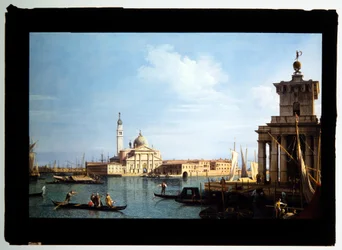 Het eiland San Giorgio Maggiore, Venetië met de Punta della Dogana en talrijke schepen