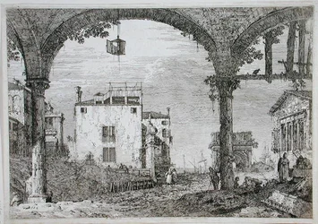 Uitzicht door een arcade naar kustgebouwen