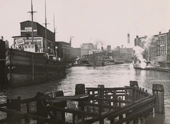 Uitzicht op Rush St. Bridge en Kirks Soap Factory, 1894