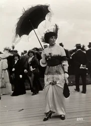 Mode bij de races: een vrouwelijke toeschouwer bij de Journée des drags, Auteuil, Frankrijk