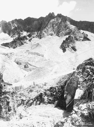 Een marmergroeve in de Apuaanse Alpen, in Toscane (zw/w foto)