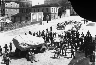Carrara: talrijke ossen trekken een wagen geladen met een enorm marmerblok uit de Apuane steengroeven