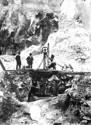 Enkele gravers aan het werk in een marmergroeve in de Apuane Alpen, in Toscane