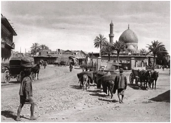 Uitzicht op een straat vanaf de Noordpoort, Bagdad, Irak
