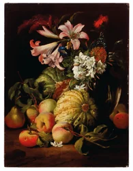 Lelies en andere bloemen in een glazen vaas met perziken en meloenen