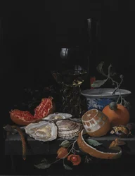Oesters, fruit en een wijnglas op een stenen tafel
