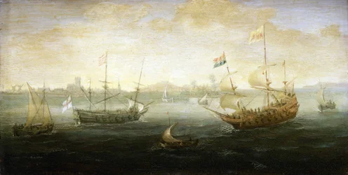 Een Nederlands en een Brits schip, met de Stuart-vlag, zeilend voor een haven, zichtbaar aan de horizon, omringd door verschillende kleine boten