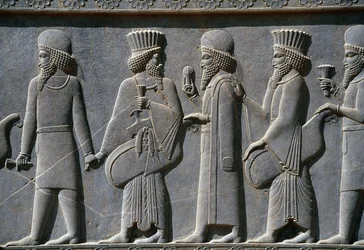 Detail van een processiefries aan de oostzijde van het Apadana-paleis, Persepolis, Iran, ca. 518-465 v.Chr. (grijze steen)