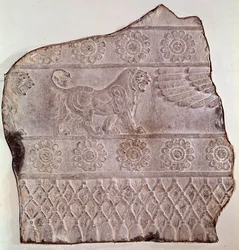 Fragment van laag reliëf met een wandelende leeuw