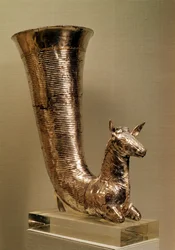 Rhyton in de vorm van een steenbok, uit Iran