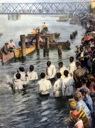 Doopceremonie in de Cedar River in Iowa (VS) van zwarte leden van de sekte Church of God. Illustratie van A. Beltrame. La Domenica del Corriere