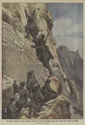 De alpini beklimmen de verticale wanden ten noordoosten van de Cauriol, waarbij ze ijzers in de rotsen slaan die als treden dienen