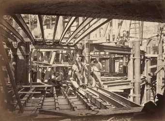 Arbeiders aan de balken van het Auditorium, Nieuwe Parijse Opera,c. 1867 (foto)