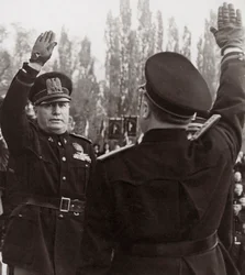 Benito Mussolini eert een fascistische ambtenaar met een groet