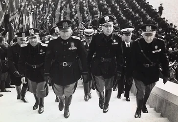 Mussolini bij een militaire parade
