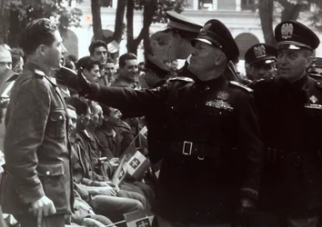 Mussolini groet een soldaat