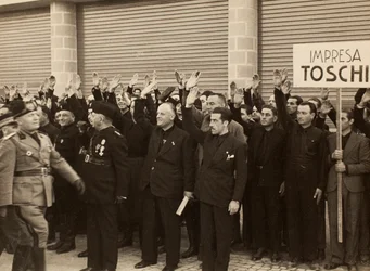De bouwvakkers van de firma Mauro Toschi fu Ulisse brengen de Duce Benito Mussolini de groet tijdens de inwijding van de gebouwen van de Koninklijke Luchthaven „Fausto Fish“ in Bologna, 24/10/1936