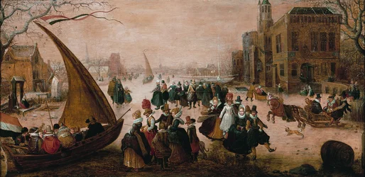 Winterlandschap met talrijke elegant geklede figuren die schaatsen op een bevroren rivier, met een ijsjacht