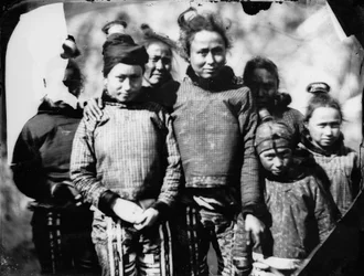 Groepsportret van Inuit meisjes en vrouwen