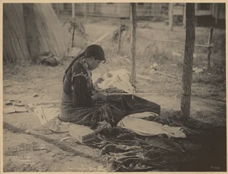 [Vrouw van de Meskwaki-natie bezig met kralenwerk]