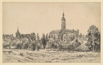 Klein stadje met hoge kerktoren