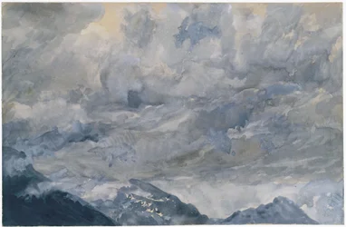 Een bewolkte hemel boven de bergtoppen