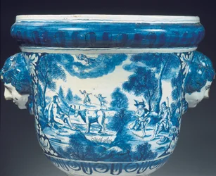 Achterkant detail van grote Delftse blauw-witte mythologische tuinvaas in de Barokstijl, ca. 1700