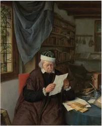 Een advocaat aan een tafel leest een brief
