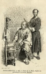 Een barbier in volle actie, een bank en cilindrische houten doos met compartimenten en een kom vormen zijn reisuitrusting. Gravure naar de tekening van A. Marie, ter illustratie van de reis naar Peking en Noord-China, door T. Choutze, in 1873, gepubliceerd