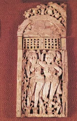Gesneden Indiase plaquette met twee vrouwelijke figuren onder een torana, uit Begram, Afghanistan, 1e-2e eeuw