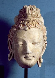 Hoofd van een lachende Boeddha, Grieks-Boeddhistische stijl, uit Hadda, 1e-4e eeuw