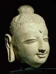 Hoofd van een glimlachende Boeddha, Grieks-Boeddhistische stijl, uit Afghanistan, 1e-4e eeuw