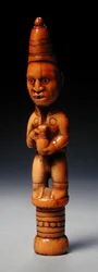 Figuur in Europese kleding met een Duitse steengoedkruik, Congo, begin 19e eeuw