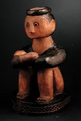 Zittende figuur van een man met een hoofdring, Tsonga, Mozambique, eind 19e eeuw