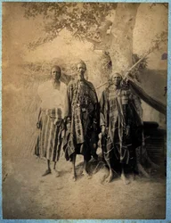 Drie Senegalese mannen in traditionele dracht