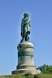 Kolossaal standbeeld van Vercingetorix (72-46 v.Chr.), Gallische leider - 6,60 m hoog, in 1865 opgericht op het westelijke deel van de Mont Auxois (7 m hoge sokkel van Viollet-le-Duc), Alise-Sainte-Reine, 1865