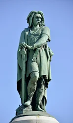 Kolossaal standbeeld van Vercingetorix (72-46 v.Chr.), Gallische leider - 6,60 m hoog, in 1865 opgericht op het westelijke deel van de Mont Auxois (7 m hoge sokkel van Viollet-le-Duc), Alise-Sainte-Reine, 1865