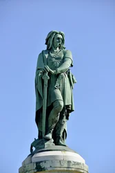 Kolossaal standbeeld van Vercingetorix (72-46 v.Chr.), Gallische leider - sculptuur van Aimé Millet (1819-1891), 6,60 m hoog, in 1865 opgericht op het westelijke deel van Mont Auxois (7 m hoge sokkel van Viollet-le-Duc), Alise-Sainte-Reine, 1865