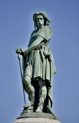 Kolossaal standbeeld van Vercingetorix (72-46 v.Chr.), Gallische leider - Beeldhouwwerk van Aimé Millet (1819-1891), 6,60 m hoog, in 1865 opgericht op het westelijke deel van de Mont Auxois (7 m hoge sokkel van Viollet-le-Duc), Alise-Sainte-Reine, 1865