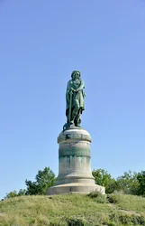 Kolossaal standbeeld van Vercingetorix (72-46 v.Chr.), Gallische leider - Beeldhouwwerk van Aimé Millet (1819-1891), 6,60 m hoog, in 1865 opgericht op het westelijke deel van de Mont Auxois (7 m hoge sokkel van Viollet-le-Duc), Alise-Sainte-Reine, 1865